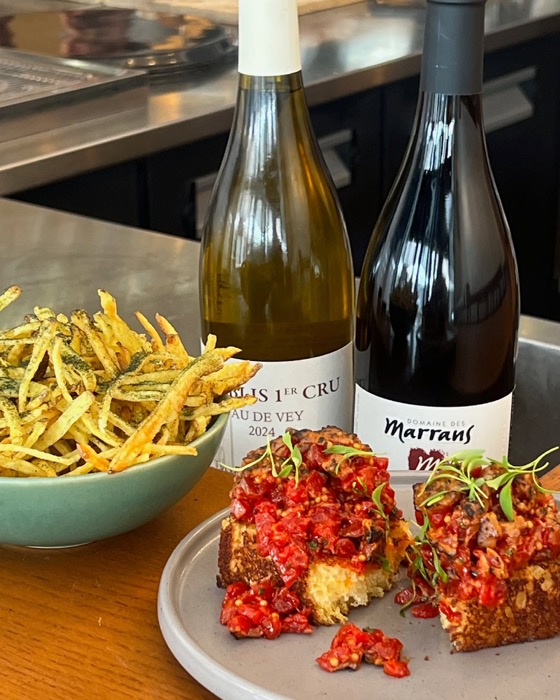 Frites paille, tartines et deux bouteilles
