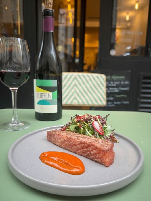 Bœuf et vin rouge en terrasse
