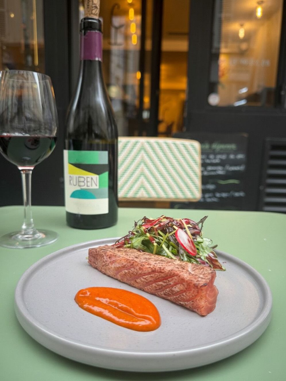Pièce de bœuf et bouteille de vin en terrasse